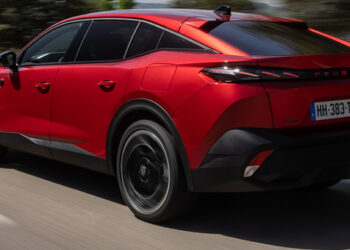 Peugeot 408 Fastback: французская гостиная для дальних дорог