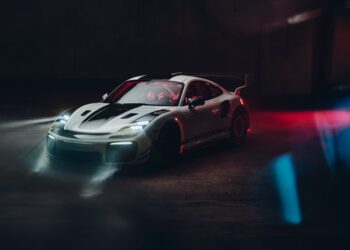 Porsche возродил наклонный нос: уникальный 911 GT2 RS Flachbau