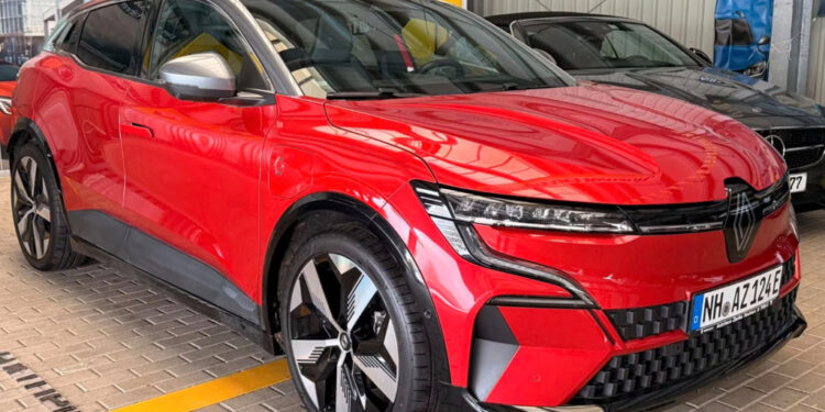 Renault Megane E-Tech: 218 л.с. и всего 13 565 км пробега