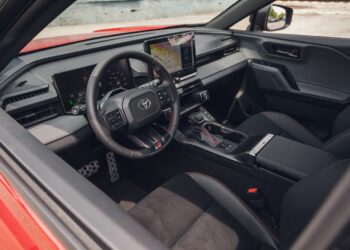 Салон Toyota RAV4 GR Sport: спорт, который видно не только снаружи