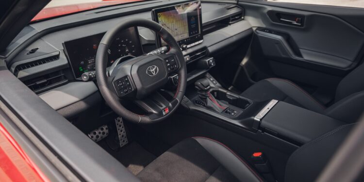 Салон Toyota RAV4 GR Sport: спорт, который видно не только снаружи