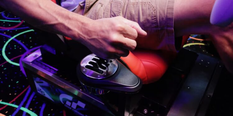 Самодельный аркадный автомат Gran Turismo 7 затмил VR