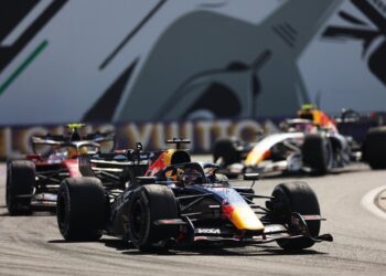 Шлем F1 с автографами 20 гонщиков продан за рекордную сумму