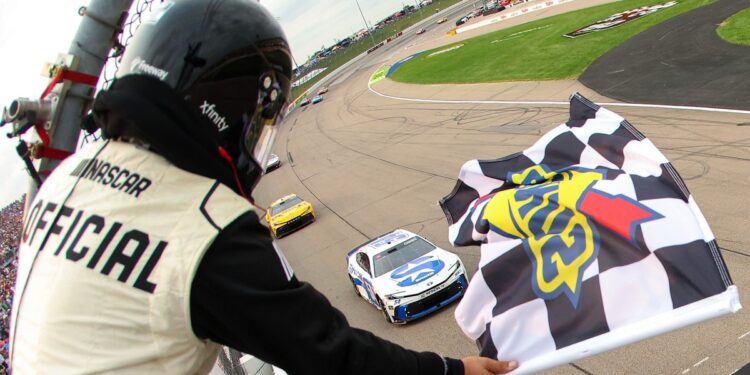 Тай Гиббс выиграл гонку NASCAR в Айове