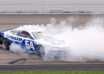 Тай Гиббс выиграл NASCAR в Айове, удержав Белла