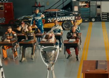 Тео Вон взял гонщиков NASCAR в школу в промо к плей-офф