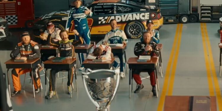 Тео Вон взял гонщиков NASCAR в школу в промо к плей-офф