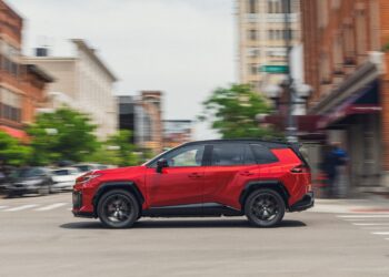Toyota RAV4 GR Sport: неожиданно гоночный кроссовер