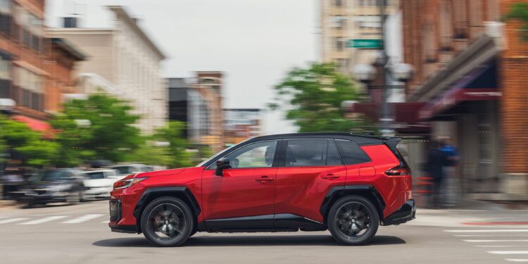 Toyota RAV4 GR Sport: неожиданно гоночный кроссовер