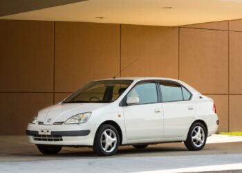 В Toyota подтвердили: Хироши Окуда, человек, который вывел компанию в мировые лидеры и запустил Prius, умер в возрасте 93 лет. Причина смерти — естественная, об этом сообщили в пресс-релизе автопроизводителя в четверг.