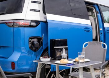 Volkswagen наконец-то сделал кемпер на базе ID Buzz. Знакомьтесь: ID California Cruise. И это ровно тот фургон, который фанаты марки просили с самого момента премьеры электрического «буханки». Вопрос только в том, когда он доберётся до США.
