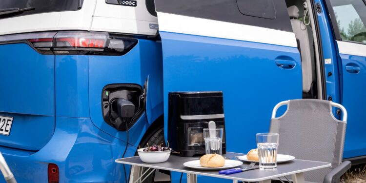 Volkswagen наконец-то сделал кемпер на базе ID Buzz. Знакомьтесь: ID California Cruise. И это ровно тот фургон, который фанаты марки просили с самого момента премьеры электрического «буханки». Вопрос только в том, когда он доберётся до США.