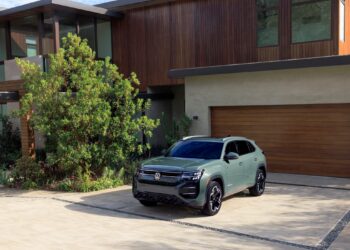 Volkswagen представил обновленный **Volkswagen** Atlas Cross Sport 2027 модельного года. Новинка получила чистый, свежий дизайн, который сразу бросается в глаза. Но главные изменения произошли не только в экстерьере, но и под капотом.