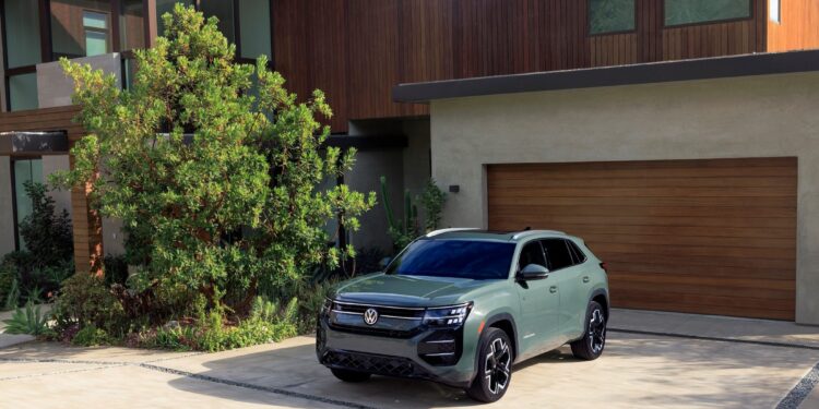Volkswagen представил обновленный **Volkswagen** Atlas Cross Sport 2027 модельного года. Новинка получила чистый, свежий дизайн, который сразу бросается в глаза. Но главные изменения произошли не только в экстерьере, но и под капотом.