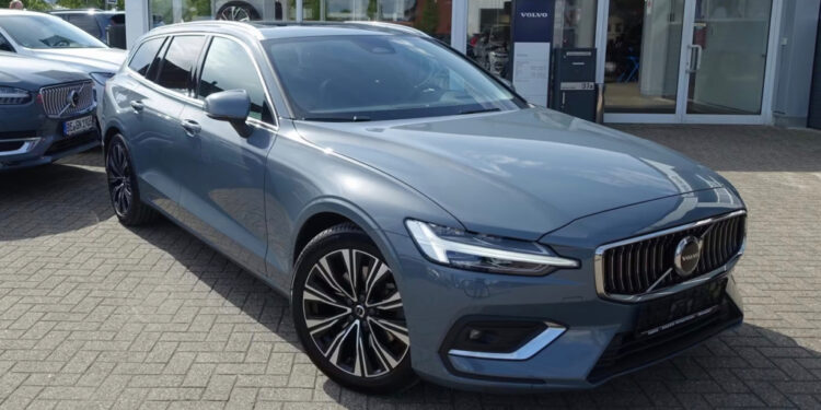 Volvo V60 B4 Plus за полцены: пробег 54 800 км, цена 29 999 евро