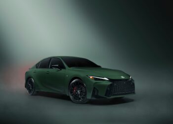 Зеленый Lexus IS 2027: седан, который не умирает