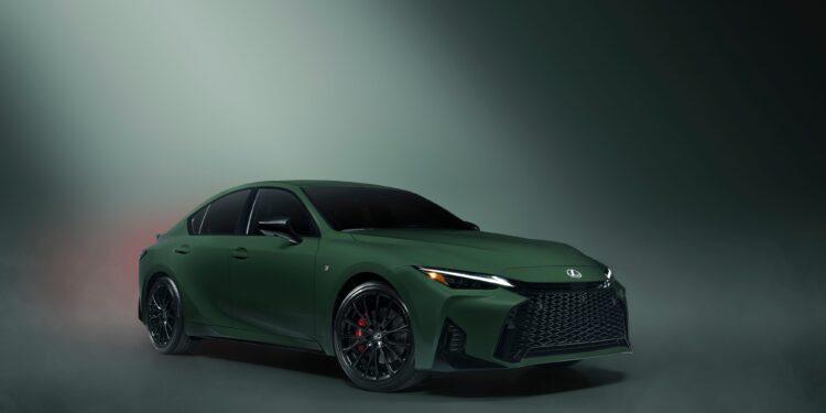Зеленый Lexus IS 2027: седан, который не умирает