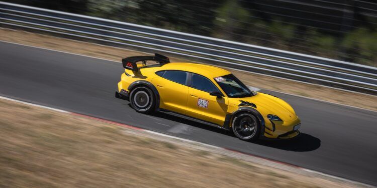 Журнал **Car and Driver** опубликовал свежие снимки **Porsche Taycan Turbo GT Manthey** 2027 модельного года. В объектив попали и салон, и кузов — электрический спорткар заснят со всех сторон.