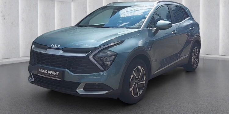 Два молодых Kia Sportage, оба с мягкими гибридами и почти одинаковым ценником. Казалось бы, выбирай любой — и не прогадаешь. Но дьявол, как обычно, в деталях: разница между этими кроссоверами куда серьёзнее, чем табличка с ценами.
