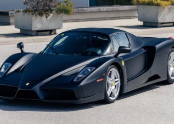 Единственный в мире матовый Ferrari Enzo выставили на продажу