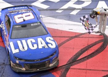 Кайл Буш лишится синего болида: Lucas Oil меняет дизайн в его честь