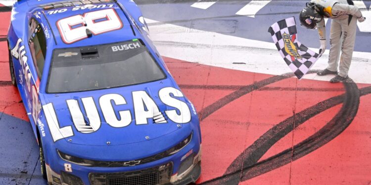Кайл Буш лишится синего болида: Lucas Oil меняет дизайн в его честь