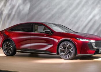Mazda 6e (2027): электрический лифтбек получил батарею большего объёма и быструю зарядку