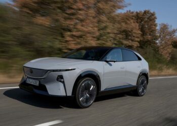 Mazda CX-6e 2026: острый дизайн, высокий расход