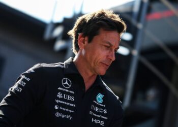 Mercedes подшутила над Вольфом после удара по консоли в Монце