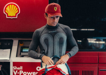 Шарль Леклер разбил машину на домашнем Гран-при Ferrari в Монце и теперь жалуется на боли. Авария вышла серьёзной — пилоту потребовалась помощь медиков.