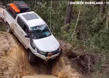 Toyota Hilux с полным кузовом и прицепом штурмует бездну