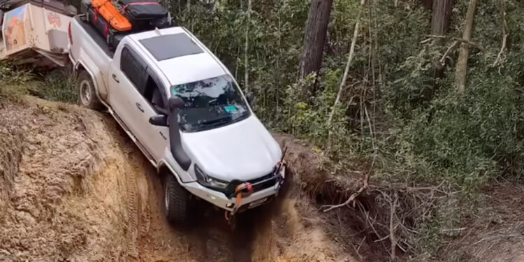 Toyota Hilux с полным кузовом и прицепом штурмует бездну